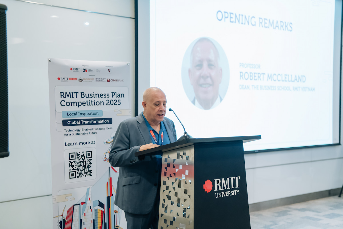 Professor Robert McClelland, Dean of The Business School at RMIT Vietnam, delivers the welcome remarks at the Grand Finale of the RMIT Business Plan Competition 2025. (Photo: RMIT)