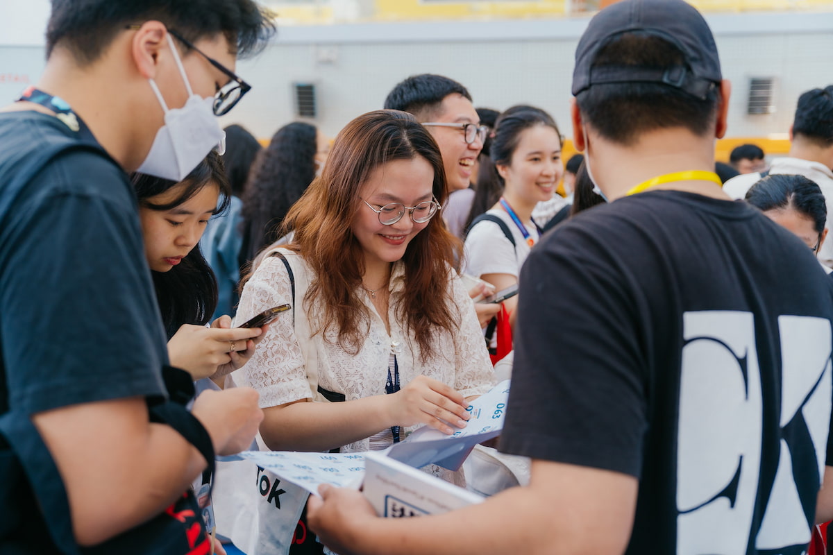 student-attending-careers-fair.jpg