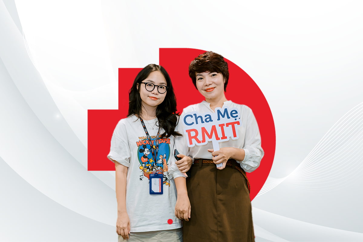 Photo of an RMIT female student and a parent holding the sign RMIT parents in Vietnamese