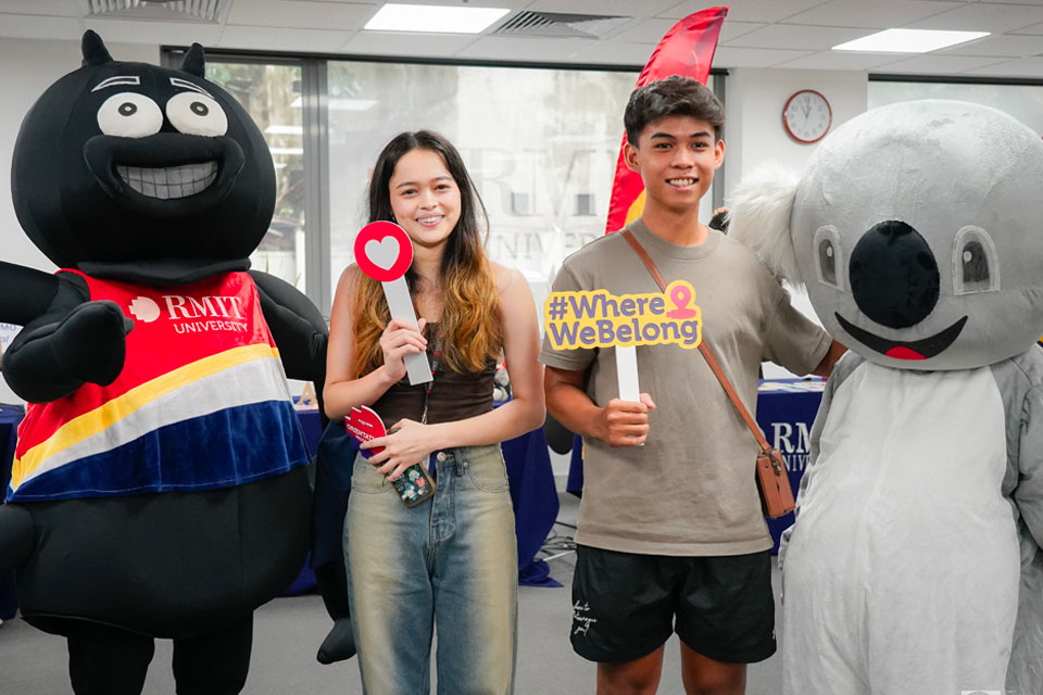 Students with RMIT mascots