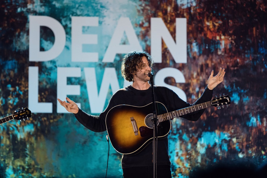 Dean Lewis doing heart gesture on stage