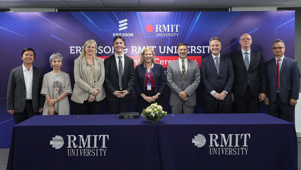 Representatives from RMIT, Ericsson, the Embassy of Australia and the Embassy of Sweden to Vietnam attended the signing ceremony.