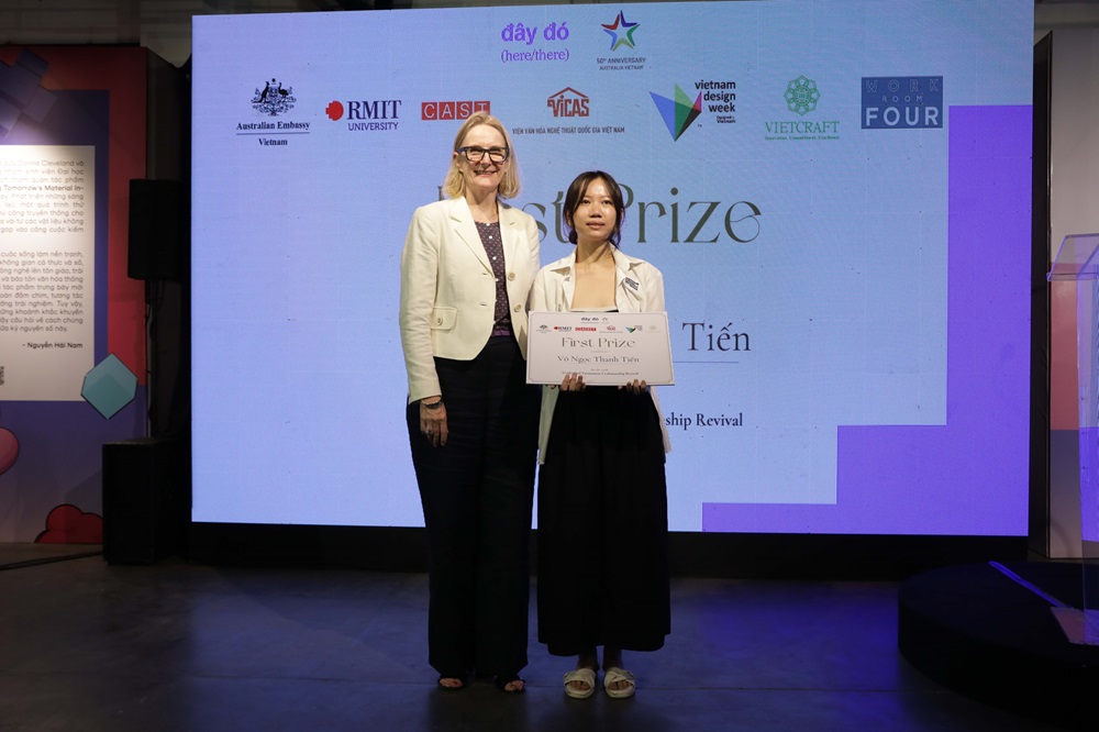 Bà Sarah Hooper, Tổng lãnh sự Australia tại TP. Hồ Chí Minh, trao Giải Nhất thuộc Giải thưởng Tài năng thiết kế mới cho Võ Ngọc Thanh Tiến.