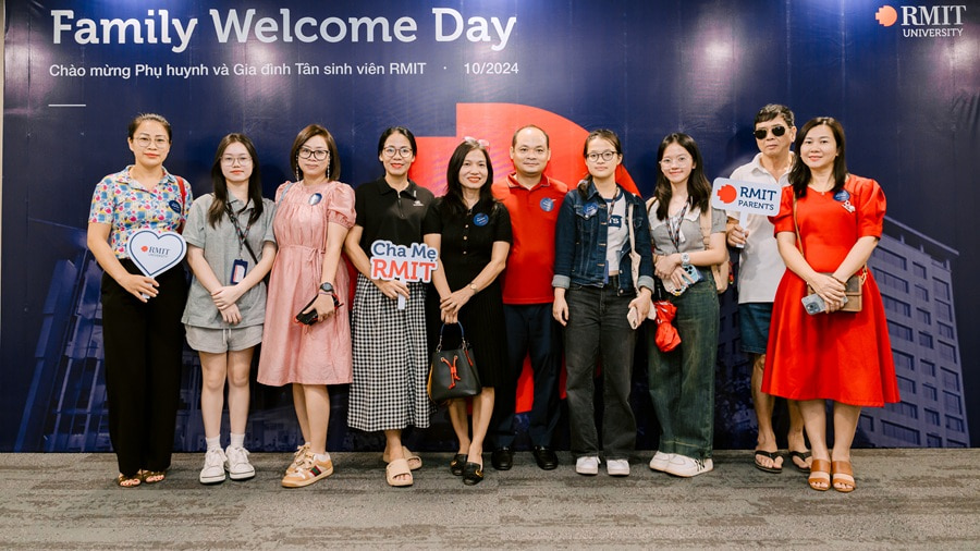 RMIT families joined the campus tour led by RMIT students at the Hanoi campus. 