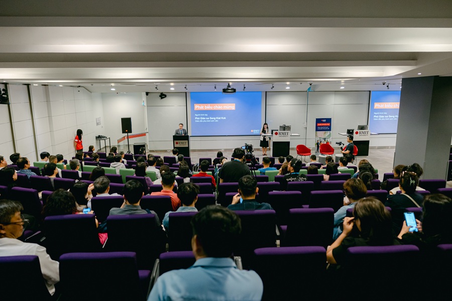 Associate Professor Seng Kiat Kok, Dean of Students delivered the opening speech at the Family Welcome Day event at the Saigon South campus.