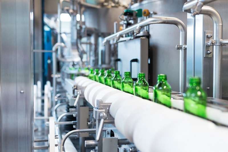 Chai thủy tinh xanh lá cây được sản xuất trong nhà máy