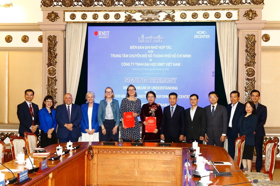 Representatives from RMIT and HCMC-DXCENTER at the signing ceremony
