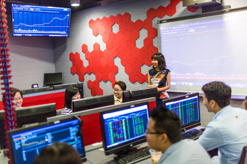 Students in a computer lab room