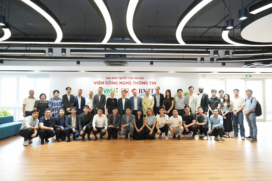 The participants posed for a group photo at the VNU-RMIT Innovation Hub located in VNU’s Hoa Lac campus.