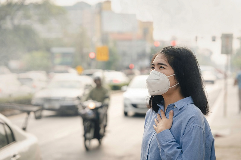 woman-standing-on-street-wearing-face-mask-800x533.jpg