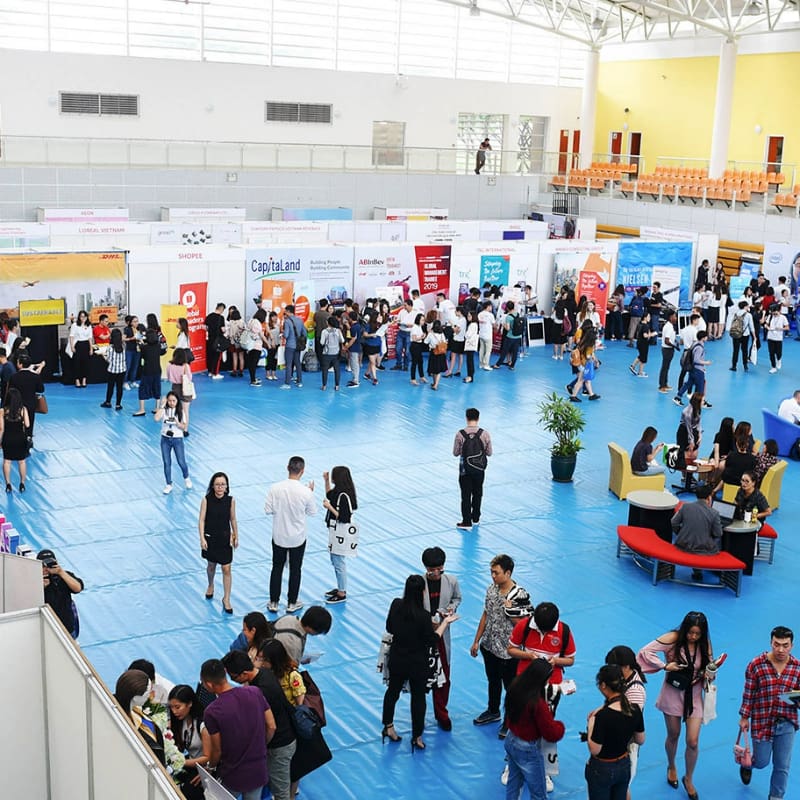 Overview shot of people in RMIT Sports Hall participating in Career Expo day